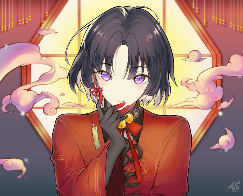1boy androgynous bell black_gloves black_hair closed_mouth earrings finger_cots flower_knot gloves highres jewelry jingle_bell lattice long_sleeves looking_at_viewer lumeru_33 male_focus neck_bell nil_admirari_no_tenbin rei_sekka short_hair slit_pupils smile solo upper_body violet_eyes