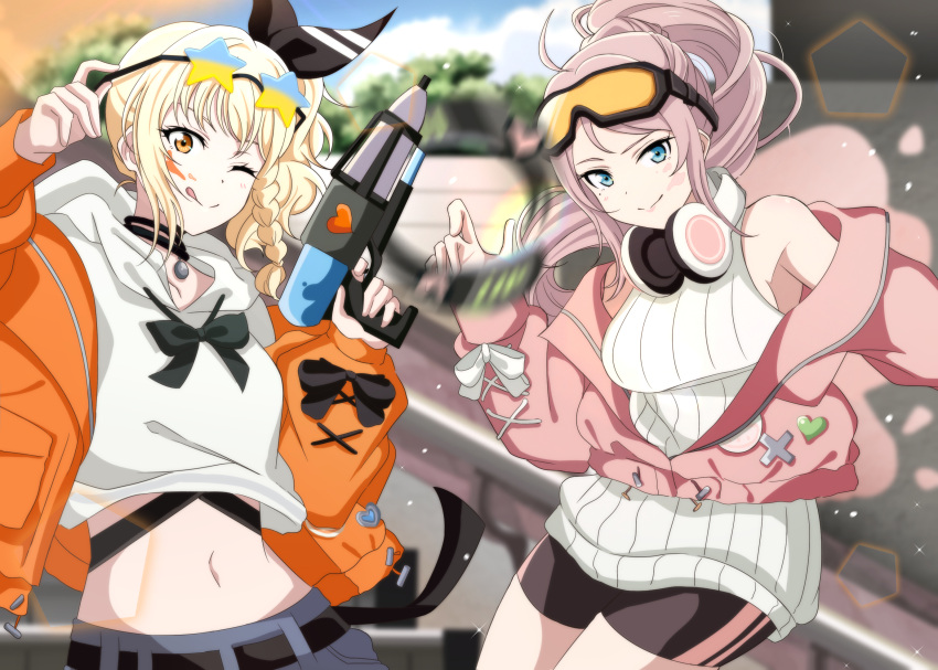 ;q black_hairband black_shorts blonde_hair blue_eyes blurry blurry_foreground braid closed_mouth commentary commentary_request cropped_hoodie goggles goggles_on_head hairband headphones headphones_around_neck highres holding holding_water_gun hood hoodie jacket korean_commentary long_hair long_sleeves looking_at_viewer love_live! love_live!_nijigasaki_high_school_idol_club medium_hair midriff miyashita_ai navel off_shoulder one_eye_closed orange_eyes orange_jacket pink_hair pink_jacket ponytail shorts side_braid sleeveless sleeveless_sweater smile star-shaped_eyewear sweater tongue tongue_out upper_body water_gun white_hoodie white_sweater yumel_lot zhong_lanzhu