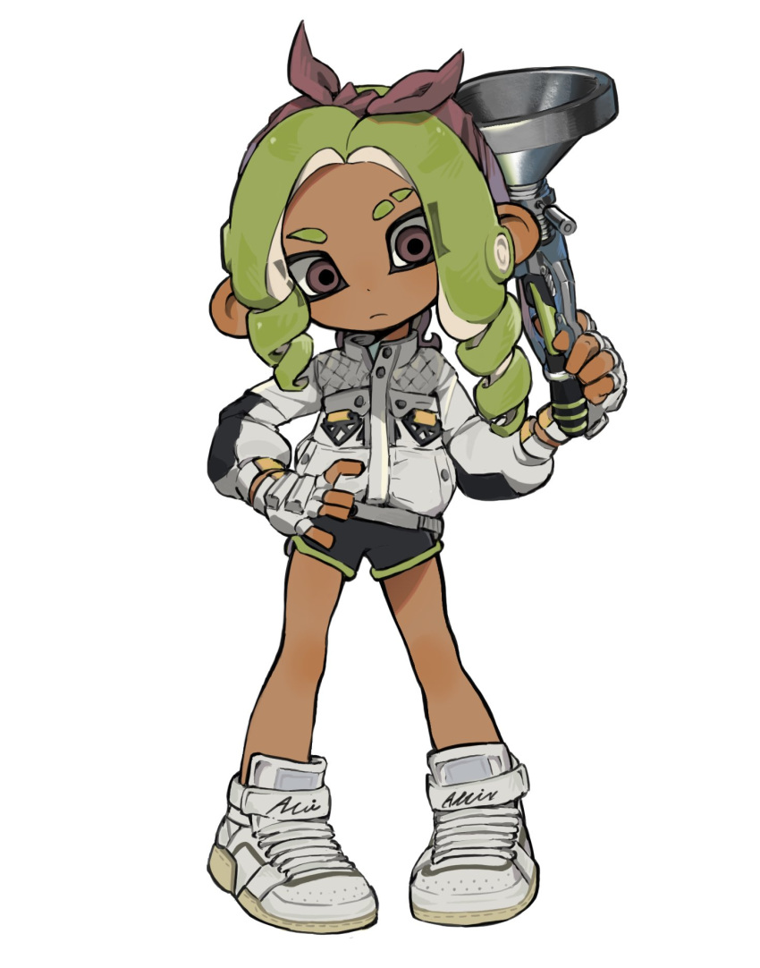 1girl black_shorts bow bow_hairband brown_eyes closed_mouth dark-skinned_female dark_skin dot_nose eyebrow_cut full_body green_hair gun hair_bow hairband hand_on_own_hip highres holding holding_gun holding_weapon jacket long_hair octoling_girl octoling_player_character red_bow red_hairband shoes short_shorts shorts solo splatoon_(series) splatoon_3 sploosh-o-matic_(splatoon) standing tentacle_hair weapon white_footwear white_jacket yabi_(akfkzkcl)