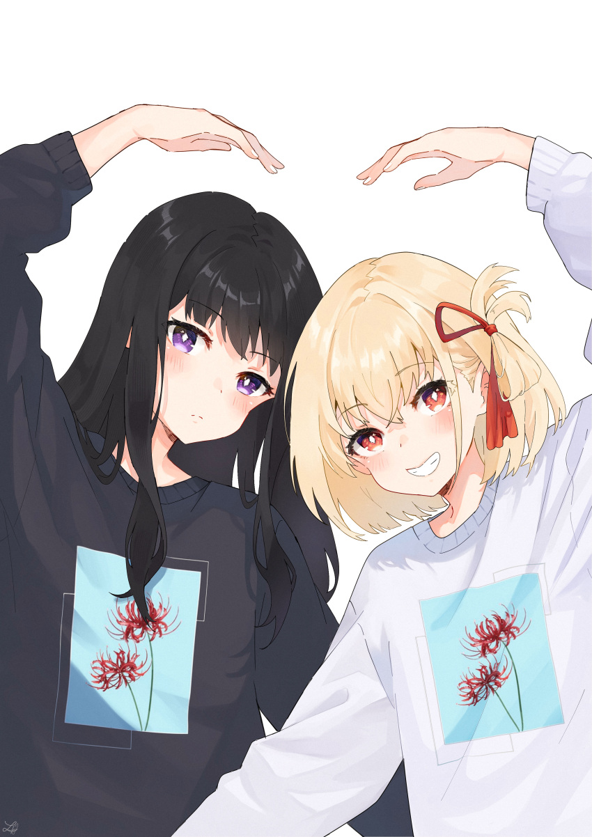 2girls absurdres black_hair black_shirt blonde_hair blush bright_pupils closed_mouth commentary grin heart_arms_duo highres inoue_takina light_frown long_hair long_sleeves looking_at_viewer lucferz lycoris_recoil medium_hair multiple_girls nishikigi_chisato red_eyes red_ribbon ribbon shirt simple_background smile upper_body violet_eyes white_background white_pupils white_shirt yuri