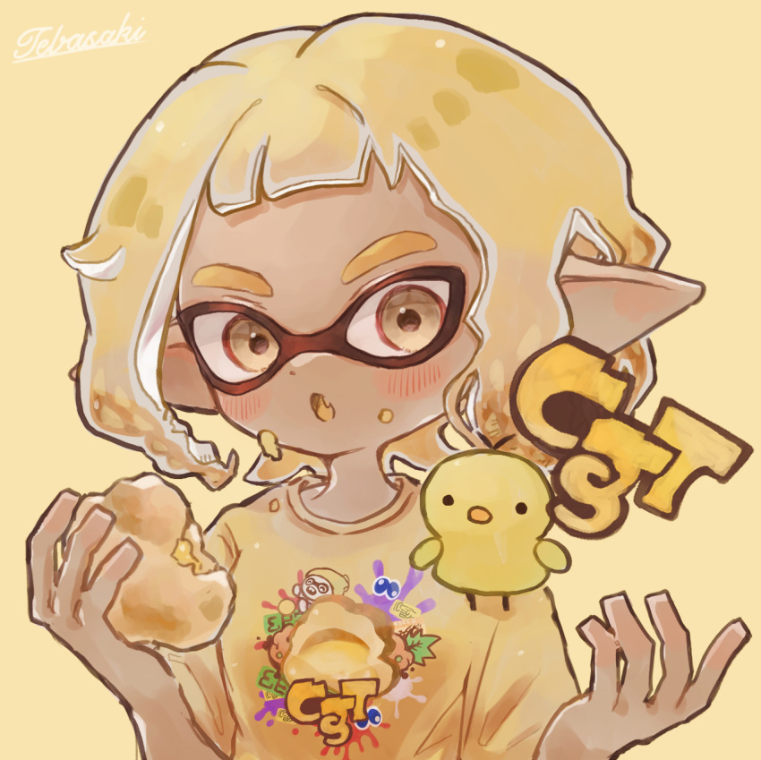 1girl :o artist_name bird blonde_hair chick commentary_request fang food highres holding holding_food inkling_(language) inkling_girl inkling_player_character open_mouth pointy_ears print_shirt shirt short_hair simple_background skin_fang solo splatoon_(series) splatoon_3 tebasaki_(teba_illust) thick_eyebrows upper_body yellow_background yellow_eyes yellow_shirt