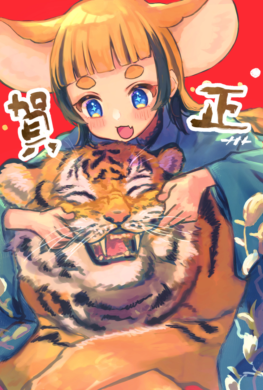 +_+ 1girl :3 animal animal_ears black_hair blue_eyes blush fang highres long_hair long_sleeves mouse_ears mouse_girl multicolored_hair naname_(7name) open_mouth orange_hair original red_background skin_fang smile solo streaked_hair thick_eyebrows tiger translation_request two-tone_hair virtual_youtuber wide_sleeves