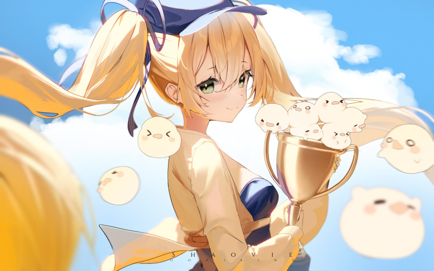 &gt;_&lt; 1girl artist_name blonde_hair blue_dress blue_headwear blue_sky blurry blurry_foreground blush clouds commentary dokibird_(vtuber) dragoon_(dokibird) dress green_eyes hat highres holding holding_trophy indie_virtual_youtuber long_sleeves looking_at_viewer looking_back o_o outdoors shaoviie shirt sky smile symbol-only_commentary trophy twintails upper_body virtual_youtuber white_shirt