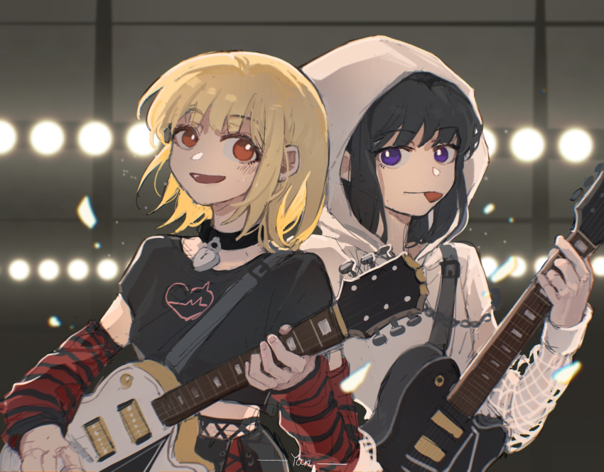 2girls absurdres black_choker black_shirt bright_pupils chinese_commentary choker chromatic_aberration closed_mouth commentary_request detached_sleeves electric_guitar guitar highres holding holding_guitar holding_instrument hood hood_up hoodie inoue_takina instrument light_particles lock looking_at_viewer lycoris_recoil multiple_girls nishikigi_chisato parted_lips plectrum plectrum_in_mouth red_eyes shirt short_sleeves smile striped_sleeves upper_body violet_eyes white_hoodie white_pupils yanlingjinshilihuahua