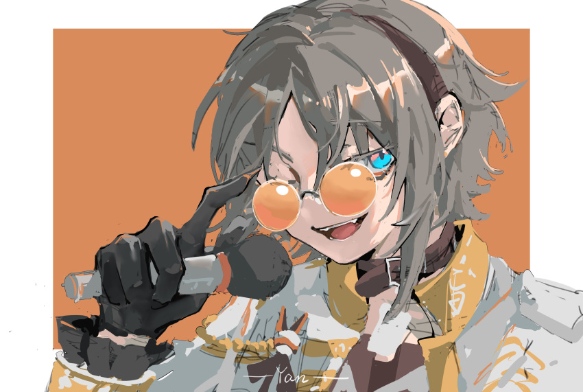 1boy absurdres artist_name black_gloves black_hairband blue_eyes chinese_commentary commentary_request fangs gloves grey_hair hairband highres holding holding_microphone looking_at_viewer male_focus medium_hair microphone mysta_rias nijisanji one_eye_closed orange-tinted_eyewear orange_background solo sunglasses tinted_eyewear two-tone_background upper_body virtual_youtuber white_background yanlingjinshilihuahua