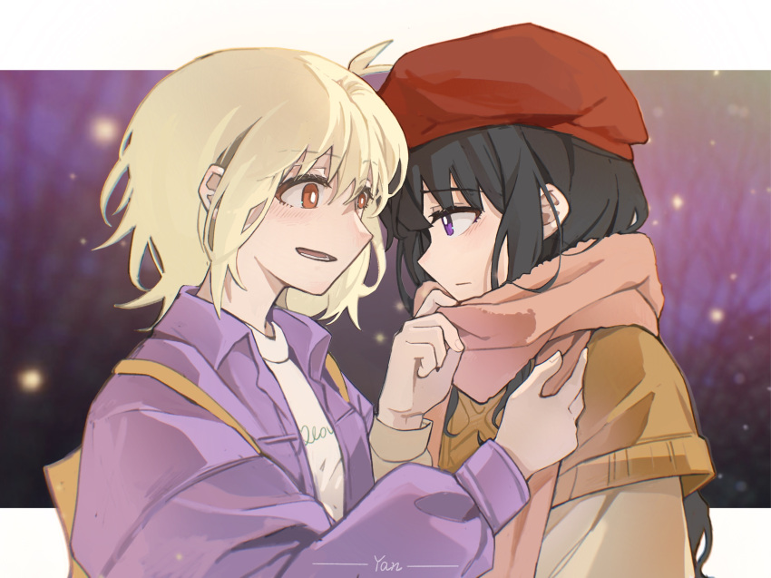 2girls backpack bag black_hair blonde_hair blush bright_pupils brown_sweater chinese_commentary closed_mouth commentary_request highres inoue_takina jacket long_hair long_sleeves looking_at_another lycoris_recoil medium_hair multiple_girls night nishikigi_chisato outdoors parted_lips pink_scarf purple_jacket red_eyes red_headwear scarf shirt smile sweater upper_body violet_eyes white_pupils white_shirt yanlingjinshilihuahua yuri