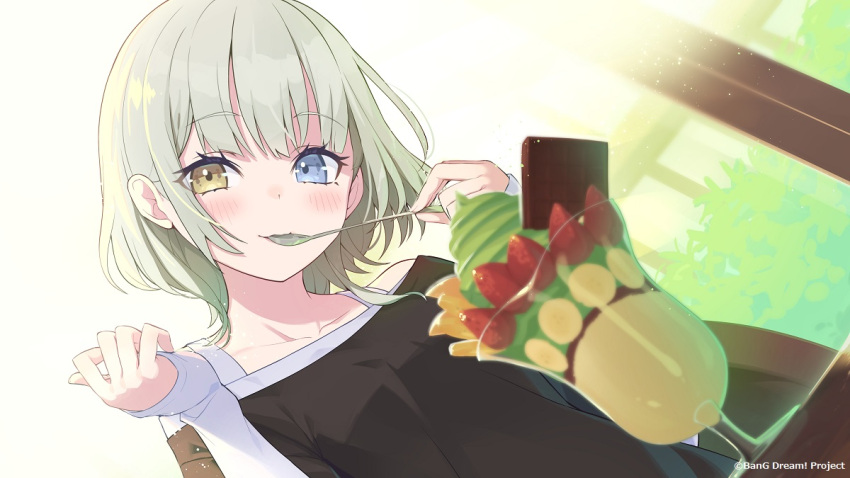 1girl bang_dream! bang_dream!_it's_mygo!!!!! black_shirt blue_eyes blurry blush collarbone commentary_request depth_of_field dutch_angle green_hair guest_art heterochromia holding holding_spoon kaname_raana light_particles long_sleeves looking_at_viewer off_shoulder official_art parfait second-party_source shirt short_hair sidelocks sleeves_past_wrists solo spoon tam-u utensil_in_mouth white_shirt yellow_eyes