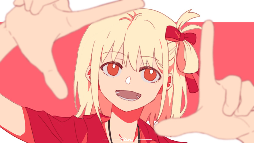 1girl artist_name blonde_hair blurry blurry_foreground bright_pupils chinese_commentary commentary_request finger_frame highres jewelry looking_at_viewer lycoris_recoil medium_hair necklace nishikigi_chisato one_side_up open_mouth pink_background red_eyes red_ribbon red_shirt ribbon shirt smile solo two-tone_background upper_body white_background white_pupils yanlingjinshilihuahua