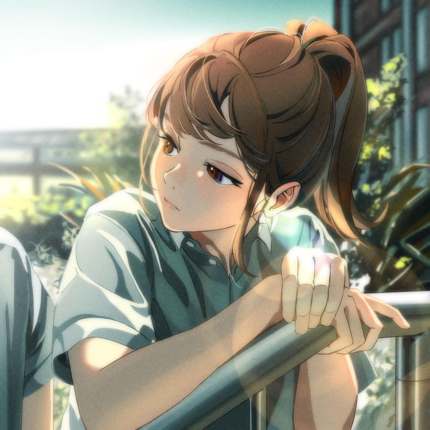 1girl 1other absurdres bare_arms black_eyes blurry blurry_background bokeh brown_hair building bush collared_shirt day depth_of_field expressionless grey_shirt hand_on_railing head_tilt highres long_hair looking_to_the_side natsume_hinako original outdoors plant ponytail railing shirt sidelocks sky standing upper_body
