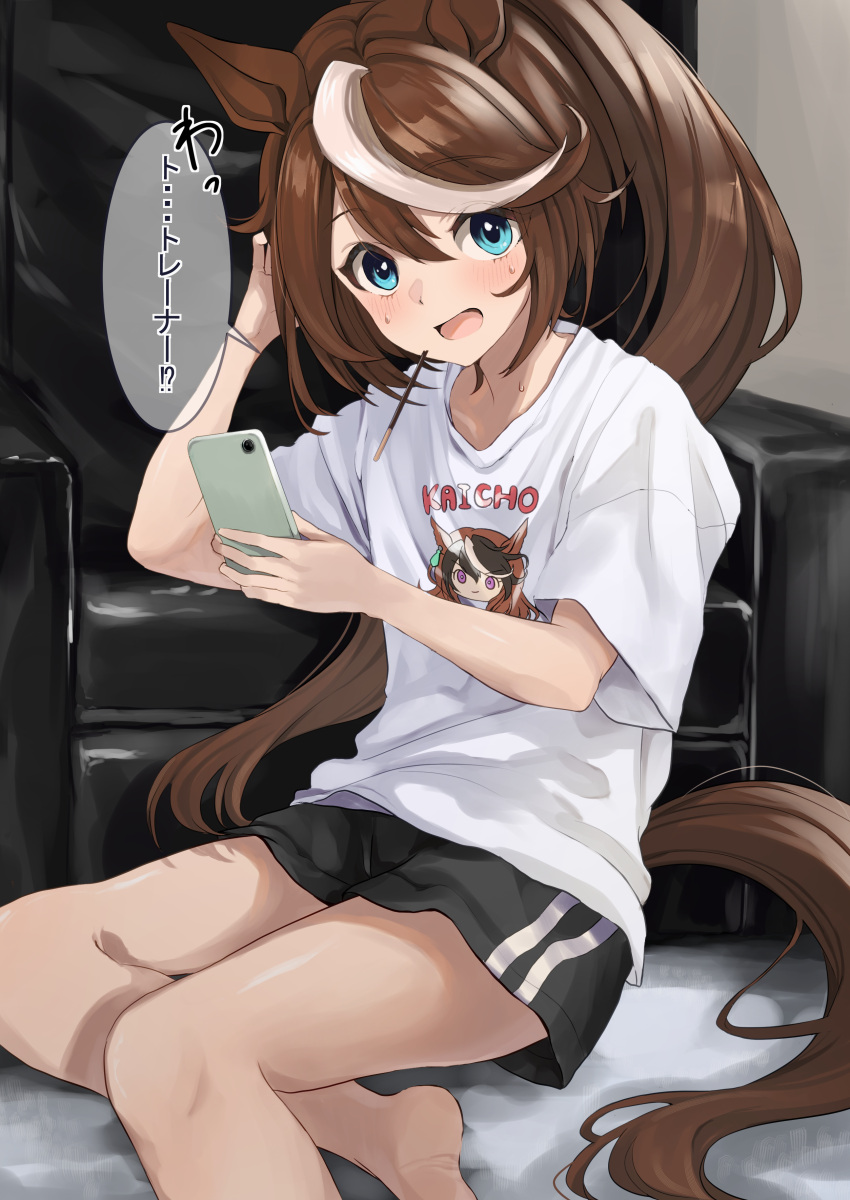 1girl absurdres alternate_costume animal_ears barefoot black_shorts blush brown_hair cellphone commentary_request couch food highres holding holding_phone horei_tsuna horse_ears horse_girl horse_tail indoors long_hair multicolored_hair on_ground open_mouth phone ponytail shirt shorts sitting smartphone smile solo speech_bubble streaked_hair symboli_rudolf_(umamusume) tail tokai_teio_(umamusume) translation_request umamusume white_hair white_shirt yokozuwari