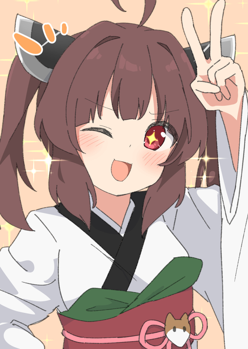 +_+ 1girl ahoge blunt_bangs blush brown_hair hair_intakes hand_on_own_hip headgear highres japanese_clothes kimono looking_at_viewer one_eye_closed open_mouth orange_background red_eyes sechin short_hair sidelocks simple_background smile solo sparkle touhoku_kiritan twintails upper_body v voiceroid white_kimono wide_sleeves