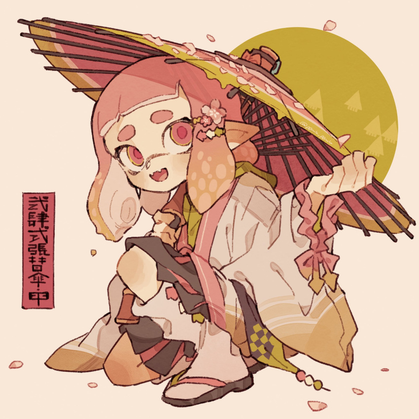1girl commentary fangs gradient_hair hair_ornament hairclip highres holding holding_umbrella holding_weapon inkling_girl inkling_player_character medium_hair multicolored_hair on_one_knee open_mouth p0m4_p0m4 pointy_ears recycled_brella_24_(splatoon) red_eyes red_pupils redhead sandals simple_background skin_fangs smile solo splatoon_(series) splatoon_3 tentacle_hair thick_eyebrows translation_request two-tone_hair umbrella weapon white_background wide_sleeves zouri
