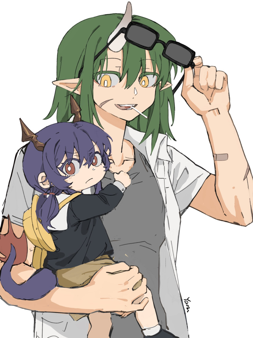 2girls adjusting_eyewear aged_down arknights bandaid bandaid_on_arm black_shirt bright_pupils carrying carrying_person ch'en_(arknights) child chinese_commentary closed_mouth commentary_request dragon_horns dragon_tail green_hair grey_shirt hand_up highres horns hoshiguma_(arknights) long_hair looking_at_viewer multiple_girls pointy_ears red_eyes shirt shirt_grab short_sleeves simple_background single_horn sunglasses tail undershirt white_background white_pupils white_shirt yanlingjinshilihuahua yellow_eyes