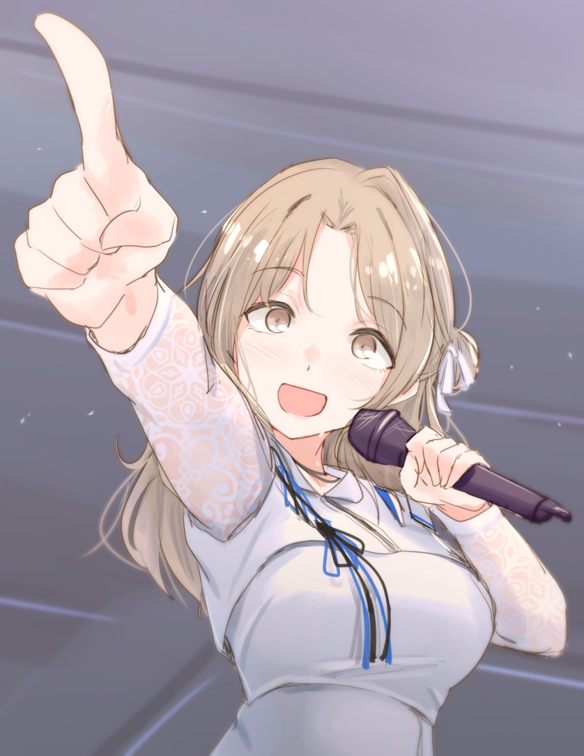 :d arm_up blue_ribbon breasts brown_eyes curtained_hair dress forehead grey_background highres holding holding_microphone ichikawa_hinana idolmaster idolmaster_shiny_colors lace_sleeves large_breasts light_brown_hair light_particles long_hair long_sleeves looking_at_viewer microphone open_mouth parted_bangs pointing pointing_at_viewer ribbon smile unu_(unucence) upper_body white_dress