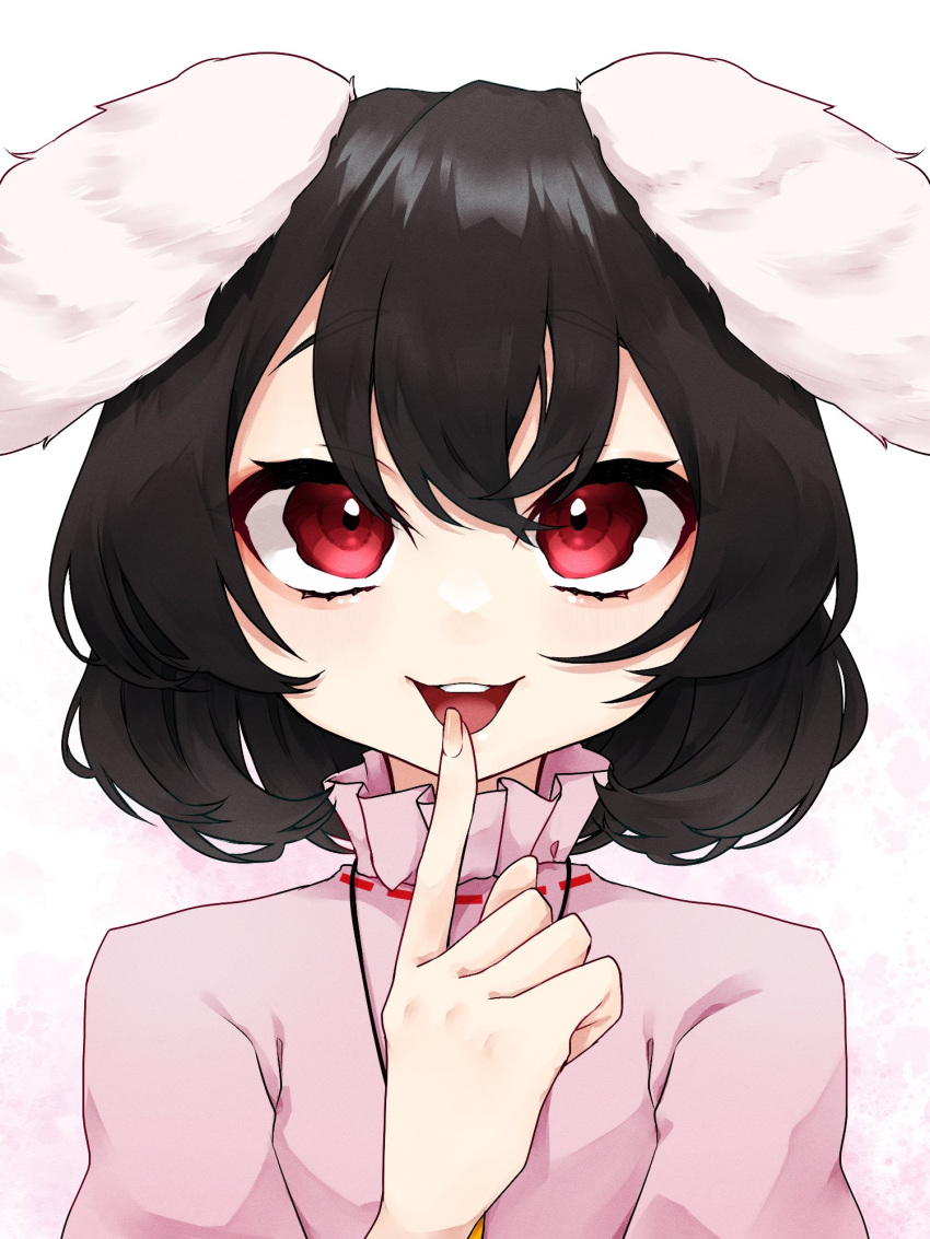 1girl animal_ears black_hair blush commentary_request fingernails floppy_ears hand_up highres inaba_tewi index_finger_raised looking_at_viewer medium_bangs open_mouth pink_shirt rabbit_ears rabbit_girl red_eyes ribbon-trimmed_shirt shirt short_hair simple_background smile solo teeth touhou upper_body upper_teeth_only white_background yami_nabe