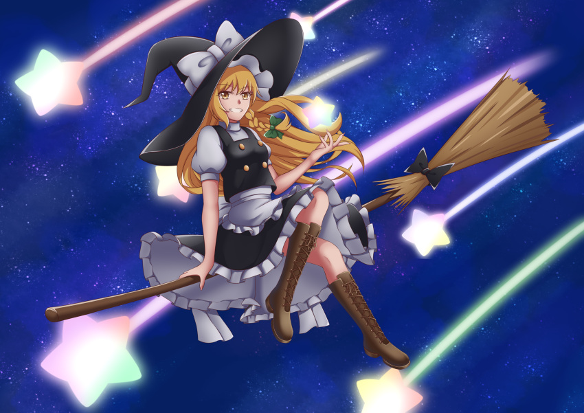 1girl absurdres apron black_skirt black_vest blonde_hair boots bow braid broom broom_riding brown_footwear commentary cross-laced_footwear green_bow grin hair_bow hat hat_bow highres kirisame_marisa lace-up_boots long_hair magic night night_sky piaoluo_de_ying_huaban puffy_short_sleeves puffy_sleeves short_sleeves side_braid single_braid skirt sky smile solo star_(sky) star_(symbol) touhou vest waist_apron white_apron white_bow witch_hat yellow_eyes