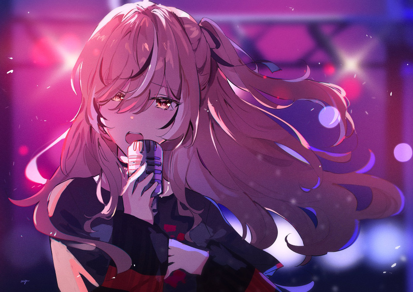 1girl backlighting black_shirt black_sweater brown_eyes brown_hair concert emo_fashion hair_over_one_eye highres holding holding_microphone hololive hololive_english light_particles long_hair microphone miya_(ikanyaide) multicolored_hair music nanashi_mumei nanashi_mumei_(4th_costume) official_alternate_costume official_alternate_hairstyle one_side_up open_mouth red_sweater shirt singing stage stage_lights streaked_hair striped_clothes striped_sweater sweater sweater_under_shirt t-shirt teeth two-tone_sweater upper_teeth_only very_long_hair virtual_youtuber