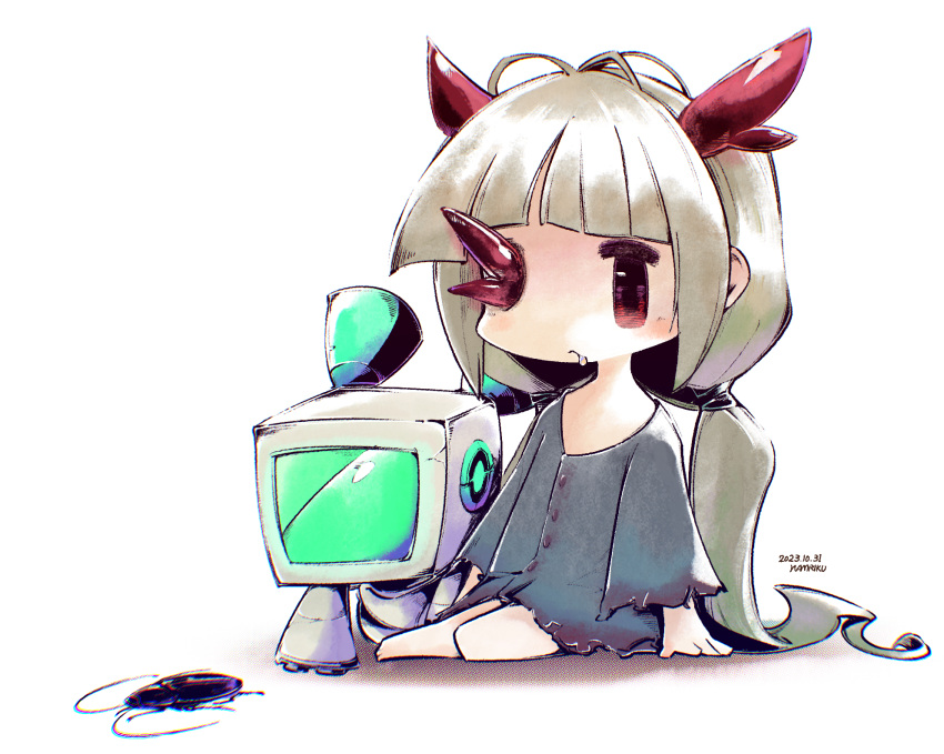 1girl :&lt; artist_name barefoot blunt_bangs blush bug buttons chibi closed_mouth cockroach commentary cracked_screen dated dress drooling full_body grey_dress hamriku highres horns long_hair long_sleeves looking_at_animal low_twintails missing_eye red_eyes robot robot_(void_terrarium) short_dress sidelocks simple_background sitting solo toriko_(void_terrarium) torn_clothes torn_dress twintails very_long_hair void_terrarium white_background