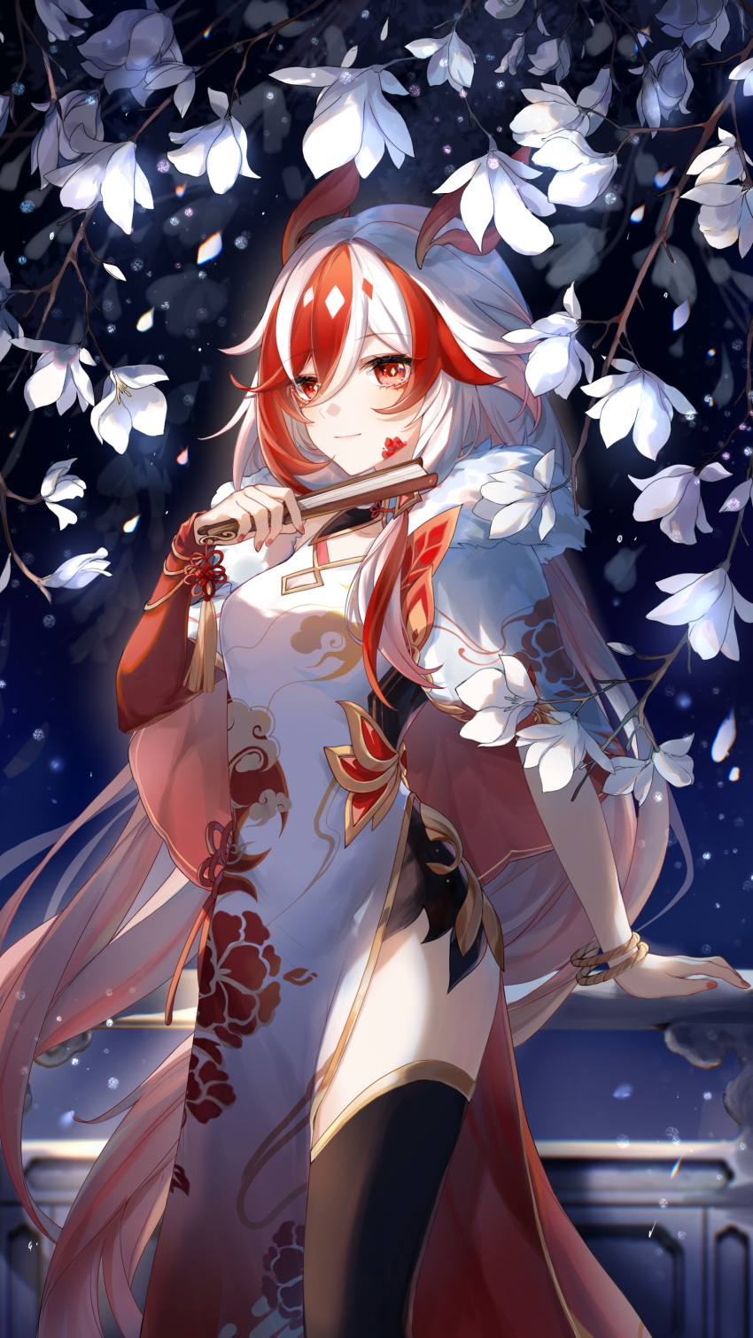 1girl absurdres adapted_costume bare_shoulders black_thighhighs branch cape china_dress chinese_clothes dress elbow_gloves eyeliner flower fu_hua fu_hua_(fenghuang_of_vicissitude) fur-trimmed_cape fur_trim gloves hair_between_eyes hand_fan highres holding holding_fan honkai_(series) honkai_impact_3rd leaning_on_object light_smile long_hair looking_at_viewer low-tied_long_hair low_twintails makeup mangzhi_yaoyao multicolored_hair night official_alternate_costume red_eyeliner red_eyes red_gloves red_scales redhead side_slit single_glove sleeveless sleeveless_dress solo streaked_hair symbol-shaped_pupils thigh-highs thighs tree twintails two-tone_hair white_dress white_flower white_hair yellow_pupils