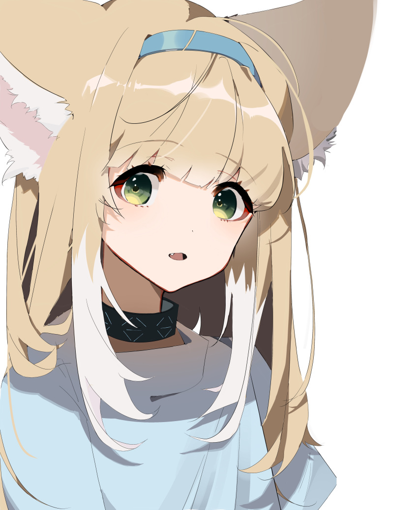 1girl absurdres animal_ear_fluff animal_ears arknights black_collar blonde_hair blue_hairband blue_shirt chaichai_(shiba_dog) chinese_commentary collar commentary_request fang fox_ears fox_girl green_eyes hairband highres infection_monitor_(arknights) long_hair looking_at_viewer multicolored_hair open_mouth shirt simple_background solo streaked_hair suzuran_(arknights) unfinished upper_body white_background white_hair