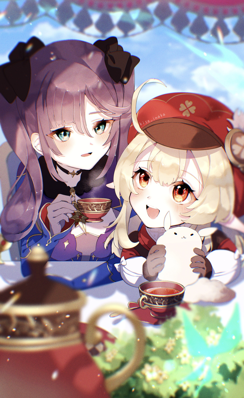 2girls :d absurdres ahoge black_choker black_gloves black_hair blonde_hair blue_leotard blue_sky blurry brown_gloves cabbie_hat child choker clouds clover_print cup detached_sleeves dodoco_(genshin_impact) dress fur_collar genshin_impact gloves gold_trim green_eyes hat highres holding holding_cup holding_stuffed_toy kise_inaka klee_(genshin_impact) leotard long_hair looking_at_another low_twintails medium_hair mona_(genshin_impact) multiple_girls open_mouth outdoors pointy_ears puffy_sleeves red_dress red_eyes red_headwear sidelocks sitting sky smile star_(symbol) star_print stuffed_animal stuffed_toy table teacup teapot teeth tsurime twintails upper_teeth_only