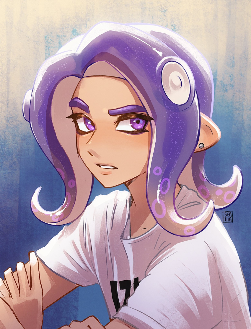 1boy blue_background ear_piercing english_commentary eyelashes highres looking_at_viewer male_focus medium_hair octoling octoling_boy octoling_player_character parted_lips piercing print_shirt purple_hair raised_eyebrow seatha shirt solo splatoon_(series) tentacle_hair upper_body violet_eyes white_shirt