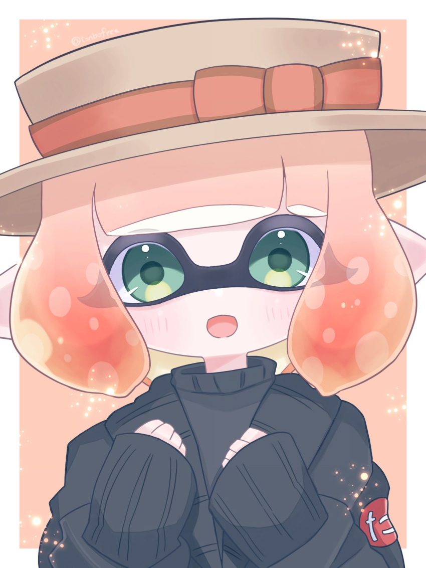 1girl black_sweater border bow brown_headwear commentary_request green_eyes hat hat_bow highres inkling inkling_girl inkling_player_character looking_at_viewer medium_hair open_mouth orange_background orange_hair outside_border pointy_ears red_bow simple_background sleeves_past_wrists solo splatoon_(series) sweater tentacle_hair tonbofree upper_body white_border