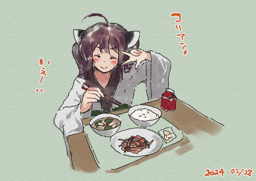 &gt;:) 1girl ahoge arm_up blush brown_hair chair chopsticks closed_eyes closed_mouth dated facing_viewer food food_request green_background headgear holding holding_chopsticks japanese_clothes kimono lamb_(hitsujiniku) long_sleeves on_chair simple_background sitting smile solo table touhoku_kiritan translation_request twintails upper_body v-shaped_eyebrows v_over_eye voiceroid white_kimono wide_sleeves