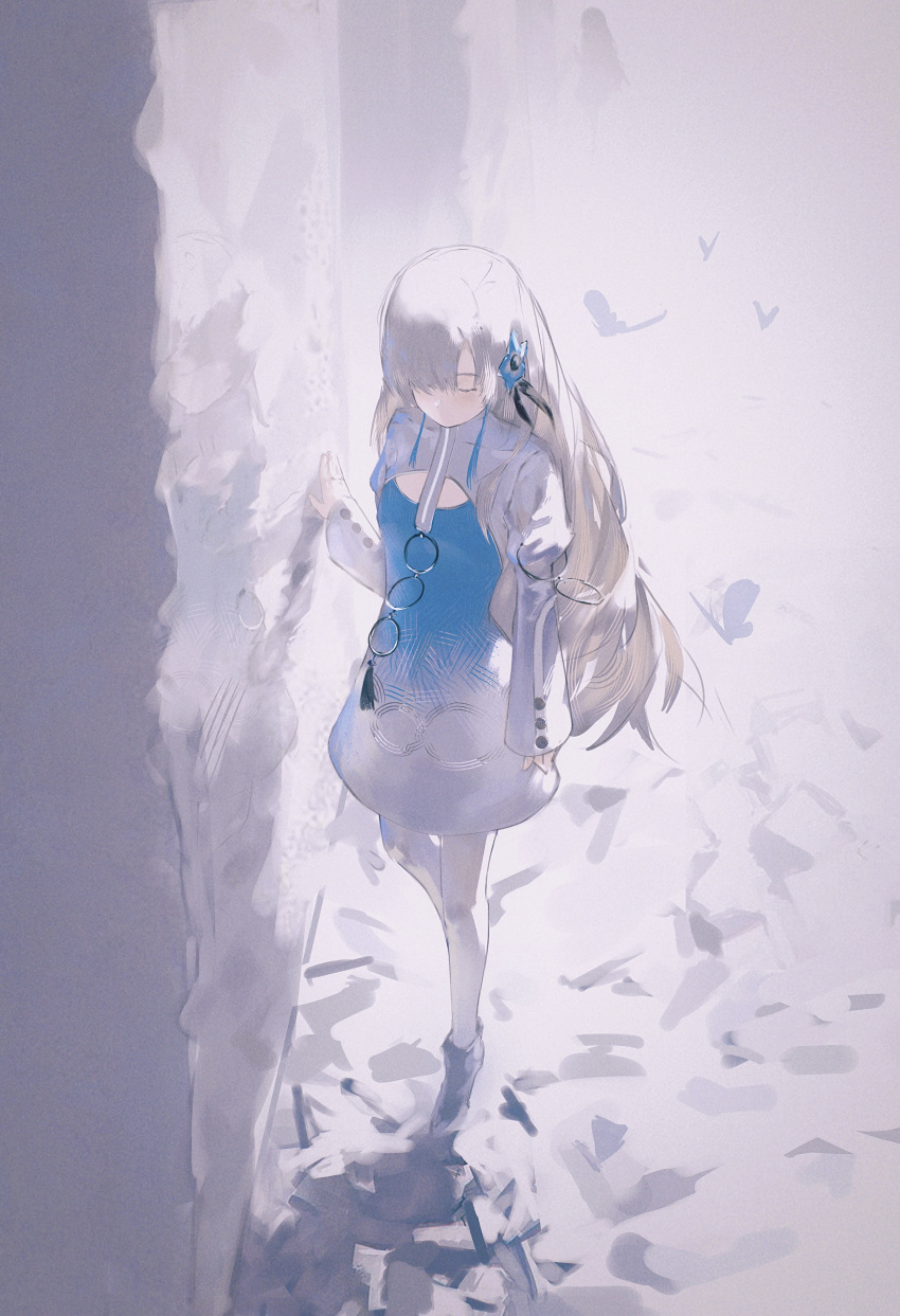 1girl absurdres asymmetrical_bangs bird black_feathers blue_dress boots cleavage_cutout closed_eyes clothing_cutout dress feathers film_grain flower gradient_dress grey_background grey_footwear hair_between_eyes hair_flower hair_ornament hair_over_one_eye hand_on_wall hand_up highres isekai_joucho kamitsubaki_studio long_hair long_sleeves nemophila_(flower) no_mouth o-ring painterly puffy_sleeves solo standing standing_on_one_leg suzukasuraimu thigh-highs two-tone_dress virtual_youtuber white_dress white_hair white_thighhighs