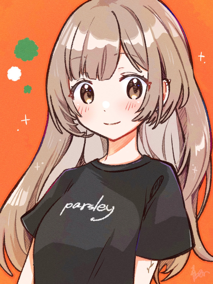 1girl aoiyui arms_at_sides black_shirt brown_eyes brown_hair closed_mouth colored_inner_hair dot_nose highres long_hair looking_at_viewer multicolored_hair orange_background original shirt short_sleeves sidelocks signature smile solo sparkle straight_hair t-shirt upper_body white_hair