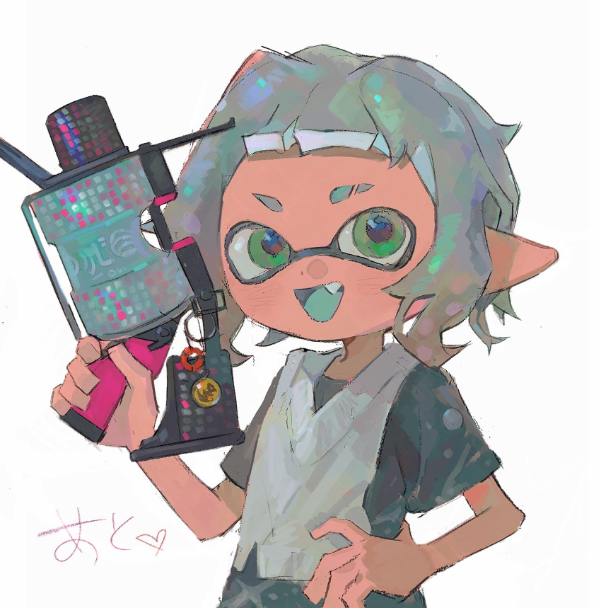 .52_gal_(splatoon) 1boy commentary_request eyebrow_cut fang green_eyes green_hair gun highres holding holding_gun holding_weapon inkling inkling_boy inkling_player_character male_focus miko_(15476997) open_mouth pointy_ears short_hair simple_background smile solo splatoon_(series) splatoon_3 standing tentacle_hair upper_body weapon white_background