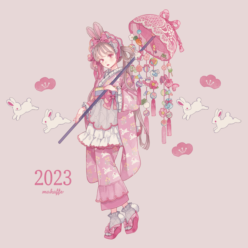 1girl 2023 animal_ears animal_print artist_name blush bonnet bow carrot charm_(object) chinese_zodiac dog floral_print flower frilled_sleeves frills full_body grey_background hair_bow hair_ornament hair_rings happy_new_year highres holding holding_umbrella japanese_clothes kimono lolita_fashion long_hair long_sleeves looking_at_viewer makeup mokaffe new_year obi oil-paper_umbrella open_mouth original parasol parted_lips pink_bow pink_eyes pink_flower pink_footwear pink_kimono pink_nails pink_ribbon pink_theme pink_umbrella pom_pom_(clothes) print_kimono rabbit rabbit_ears rabbit_print ribbon sandals sash signature simple_background smile socks solo standing tassel twintails umbrella very_long_hair white_flower white_socks wide_sleeves year_of_the_rabbit