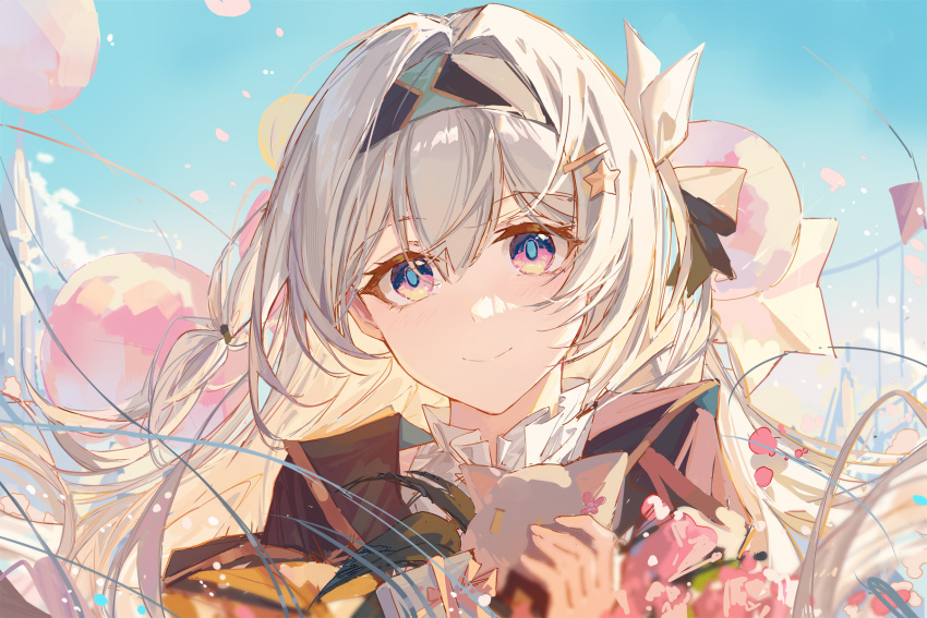 1girl animal black_hairband blue_pupils blue_sky bow cat closed_mouth clouds collar firefly_(honkai:_star_rail) floating_hair grey_hair hair_between_eyes hair_bow hair_ornament hairband highres holding holding_animal honkai:_star_rail honkai_(series) long_hair looking_at_viewer multicolored_eyes pink_eyes sky smile solo star_(symbol) star_hair_ornament upper_body white_collar yajuu