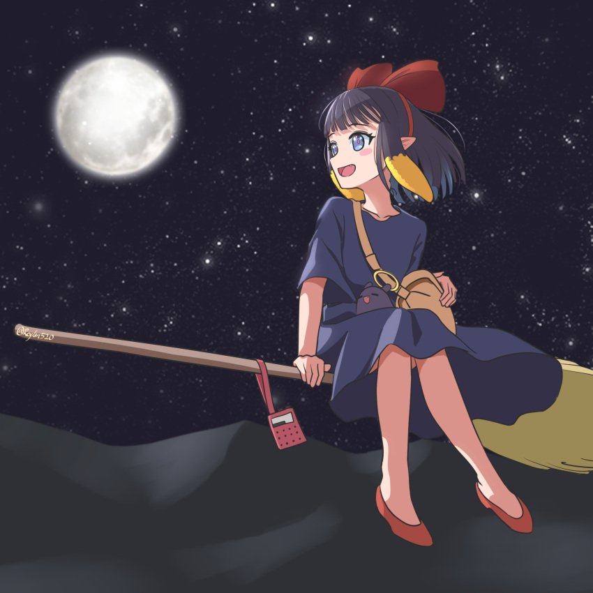 1girl :d bag black_hair blue_dress blunt_bangs blush blush_stickers bow broom broom_riding brown_bag collarbone commentary cosplay dress english_commentary eyelashes fang full_moon hair_bow hairband halo highres hololive hololive_english kiki_(majo_no_takkyuubin) kiki_(majo_no_takkyuubin)_(cosplay) looking_to_the_side majo_no_takkyuubin moon mountainous_horizon multicolored_hair night night_sky ninomae_ina'nis open_mouth orange_hair outdoors pointy_ears red_bow red_footwear red_hairband reylan520 riding satchel shoes short_hair short_sleeves shoulder_bag sidelocks sitting sky smile solo star_(sky) starry_sky takodachi_(ninomae_ina'nis) tentacle_hair violet_eyes virtual_youtuber
