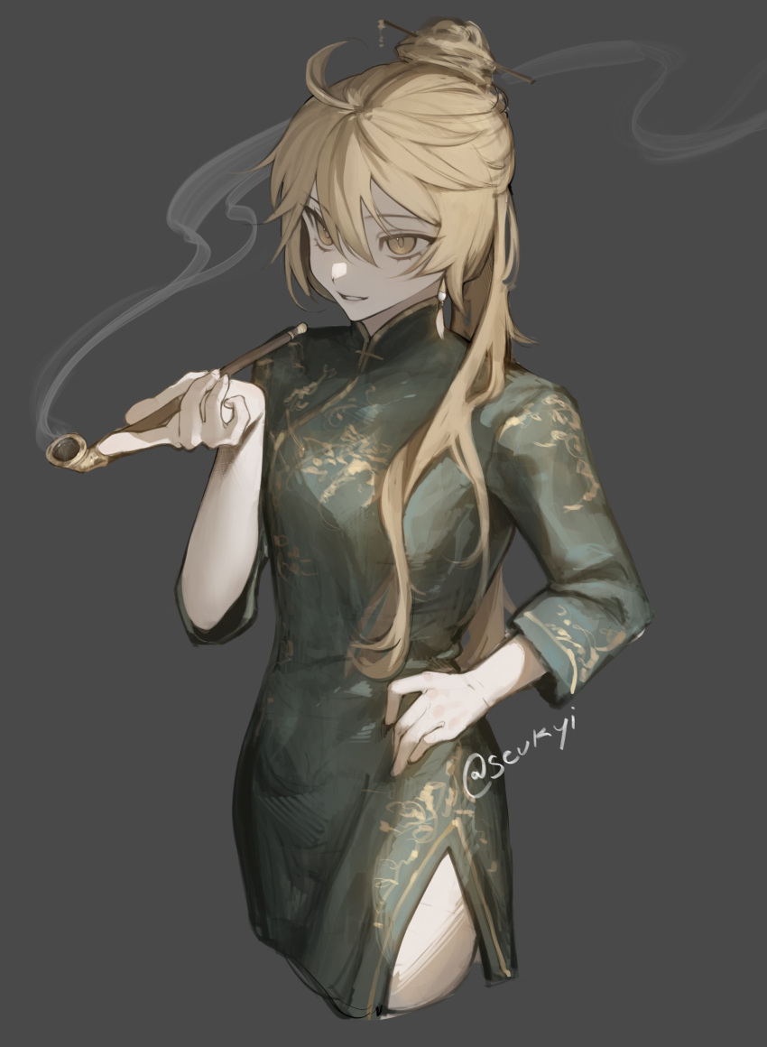 1girl absurdres aether_(genshin_impact) blonde_hair china_dress chinese_clothes dress earrings genderswap genderswap_(mtf) genshin_impact gold_trim green_dress grey_background hair_bun hair_ornament hair_stick hand_on_own_hip hand_up highres holding holding_smoking_pipe jewelry long_hair mandarin_collar opium_pipe parted_lips sevkyi side_slit simple_background sleeves_past_elbows smoke_trail smoking_pipe solo standing teeth yellow_eyes