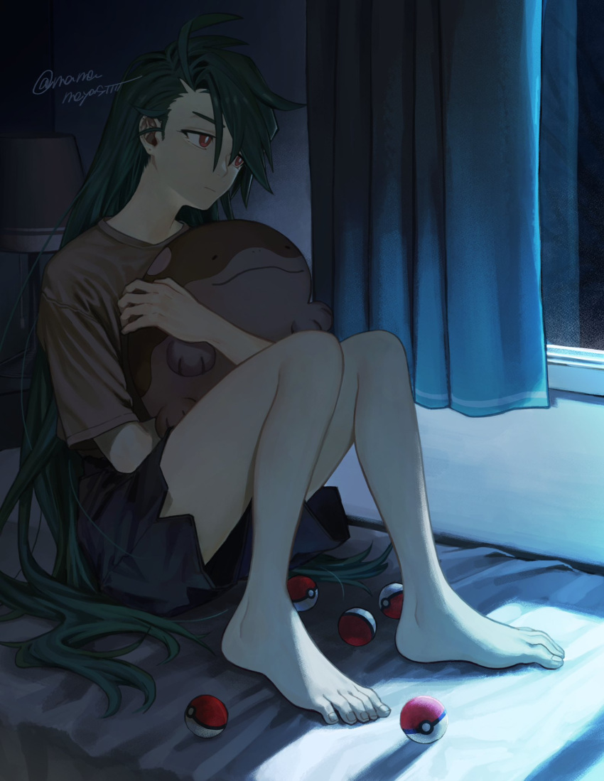 1girl ahoge alternate_costume barefoot bedroom black_shorts bright_pupils brown_shirt clodsire commentary curtains expressionless from_side full_body green_hair hair_down hair_spread_out highres holding holding_pokemon indoors knees_up lamp long_hair looking_to_the_side mame_moyashi night on_bed poke_ball pokemon pokemon_(creature) pokemon_sv red_eyes rika_(pokemon) shirt shorts signature sitting solo swept_bangs twitter_username white_pupils window_shade