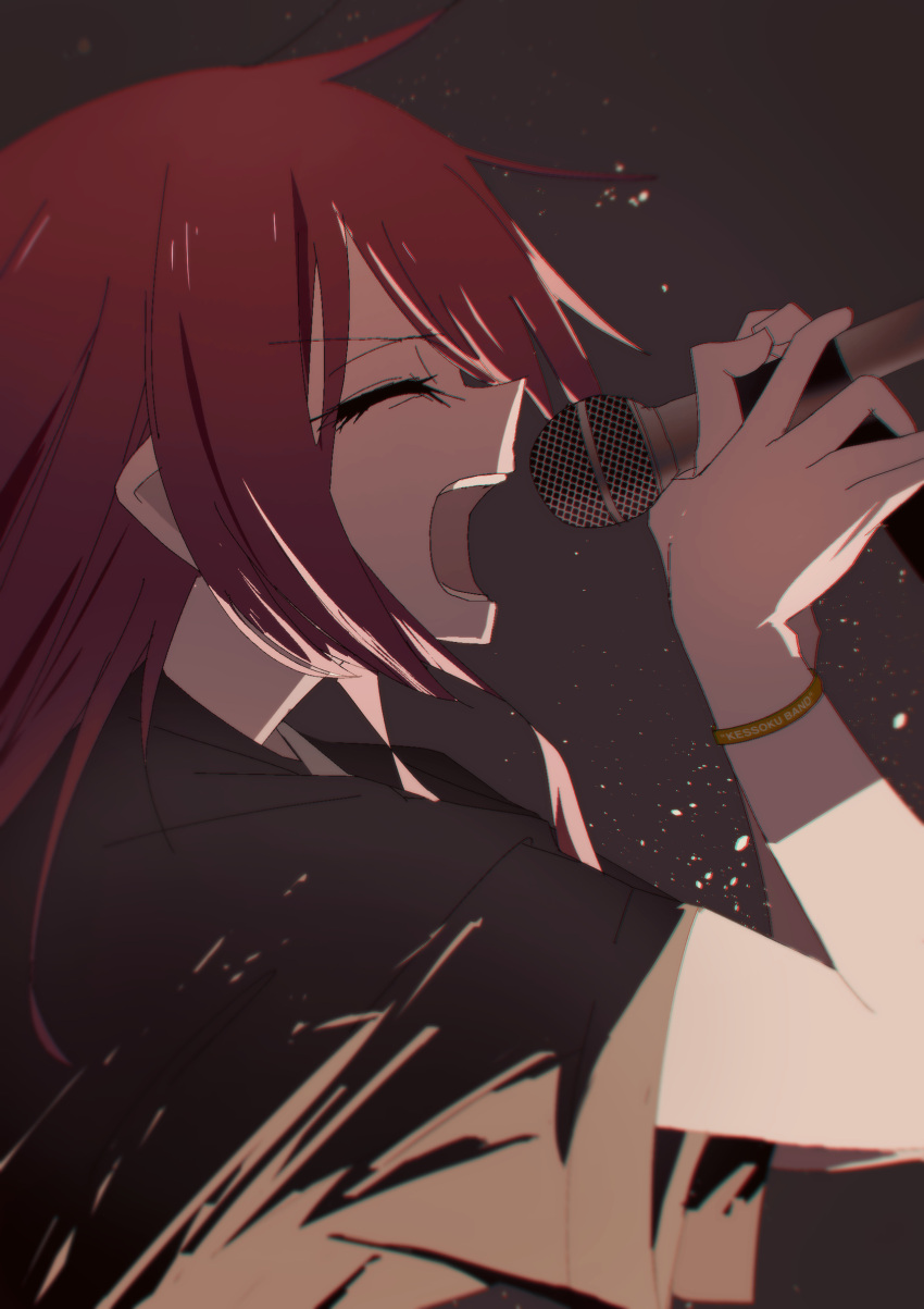 1girl black_shirt bocchi_the_rock! closed_eyes commentary dated_commentary from_side grey_background highres holding holding_microphone juppa_sento kita_ikuyo long_hair microphone music open_mouth profile redhead shirt short_sleeves simple_background singing solo t-shirt upper_body wristband