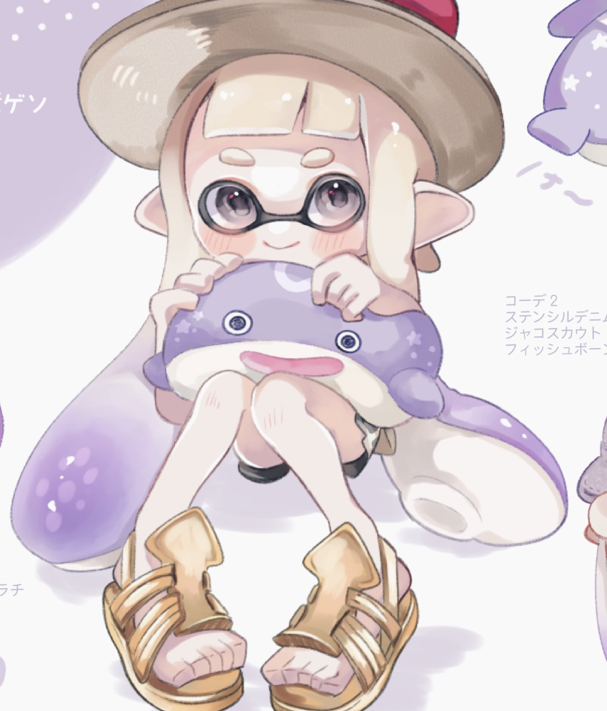 1girl black_eyes brown_footwear brown_headwear closed_mouth commentary_request full_body hat highres hiking_sandals holding holding_stuffed_toy inkling inkling_girl inkling_player_character long_hair pointy_ears purple_background sandals simple_background sitting smile splatoon_(series) stuffed_toy tentacle_hair thick_eyebrows toes translation_request two-tone_background una_ku_277 white_background white_hair