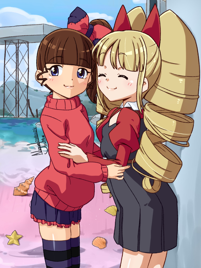 2girls artist_name beach belt black_skirt blonde_hair blue_eyes blush bow brown_hair child closed_eyes closed_mouth clouds dated drill_hair flat_chest frilled_skirt frills hair_bow highres mountainous_horizon multiple_girls nanaeljustice original outdoors pink_bow pink_sweater red_bow ringlets shell side_ponytail skirt smile socks starfish striped_clothes striped_socks sweater turtleneck turtleneck_sweater water