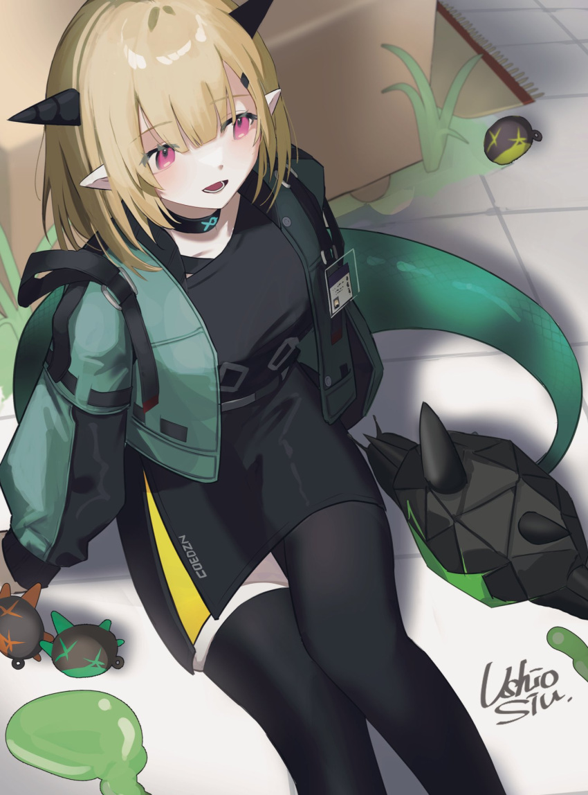 1girl arknights artist_name black_choker black_shirt black_skirt black_thighhighs blonde_hair choker commentary cone_horns dragon_girl dragon_horns dragon_tail feet_out_of_frame from_above green_jacket highres horns id_card infection_monitor_(arknights) inu_to_milk jacket long_sleeves lower_teeth_only on_floor open_clothes open_jacket open_mouth originium_slug_(arknights) pencil_skirt pink_eyes pointy_ears puffy_long_sleeves puffy_sleeves shirt short_hair sitting skirt solo tail teeth thigh-highs tile_floor tiles vanilla_(arknights)