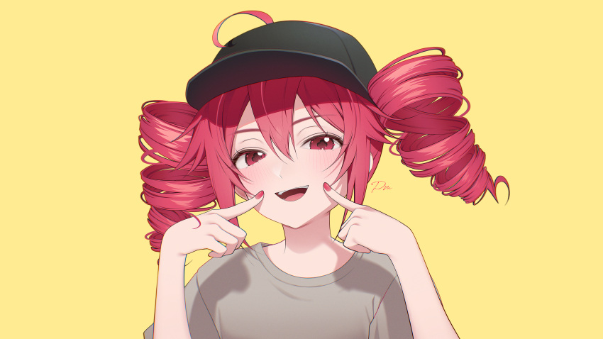 1girl absurdres ahoge baseball_cap black_hat commentary_request drill_hair fingers_to_cheeks grey_shirt hair_between_eyes hat highres kasane_teto korean_commentary mixed-language_commentary open_mouth override_(synthesizer_v) pm_(lily112100) red_eyes red_nails redhead shirt signature simple_background smile solo t-shirt twin_drills utau yellow_background