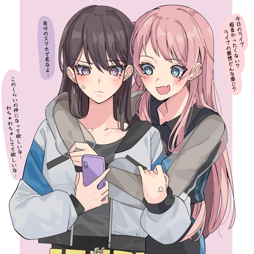 2girls anger_vein annoyed arms_around_neck bang_dream! bang_dream!_it's_mygo!!!!! black_shirt blue_eyes bright_pupils brown_hair cellphone chihaya_anon closed_mouth commentary_request fang grey_jacket grey_shirt highres holding holding_phone hug hug_from_behind jacket long_hair mole mole_under_eye multiple_girls nanami_(nunnun_0410) open_mouth phone pink_hair see-through see-through_sleeves shiina_taki shirt skin_fang smartphone smile speech_bubble translation_request violet_eyes white_pupils