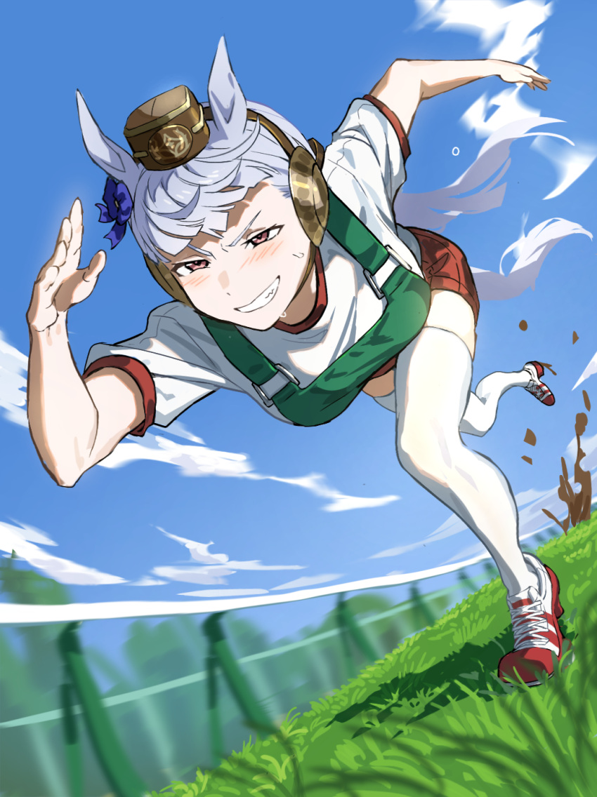 1girl animal_ears blue_bow blue_sky blush bow brown_headwear clouds commentary_request day dirt ear_bow ear_covers fence flying_sweatdrops full_body gold_ship_(umamusume) grass grey_hair grin gym_uniform high_heel_sneakers highres horse_ears horse_girl koppe_koppe long_hair motion_blur outdoors pillbox_hat pink_eyes race_bib racetrack red_footwear red_shorts running shirt shoes short_sleeves shorts sky smile sneakers solo sweat teeth thigh-highs tree umamusume very_long_hair white_shirt white_thighhighs
