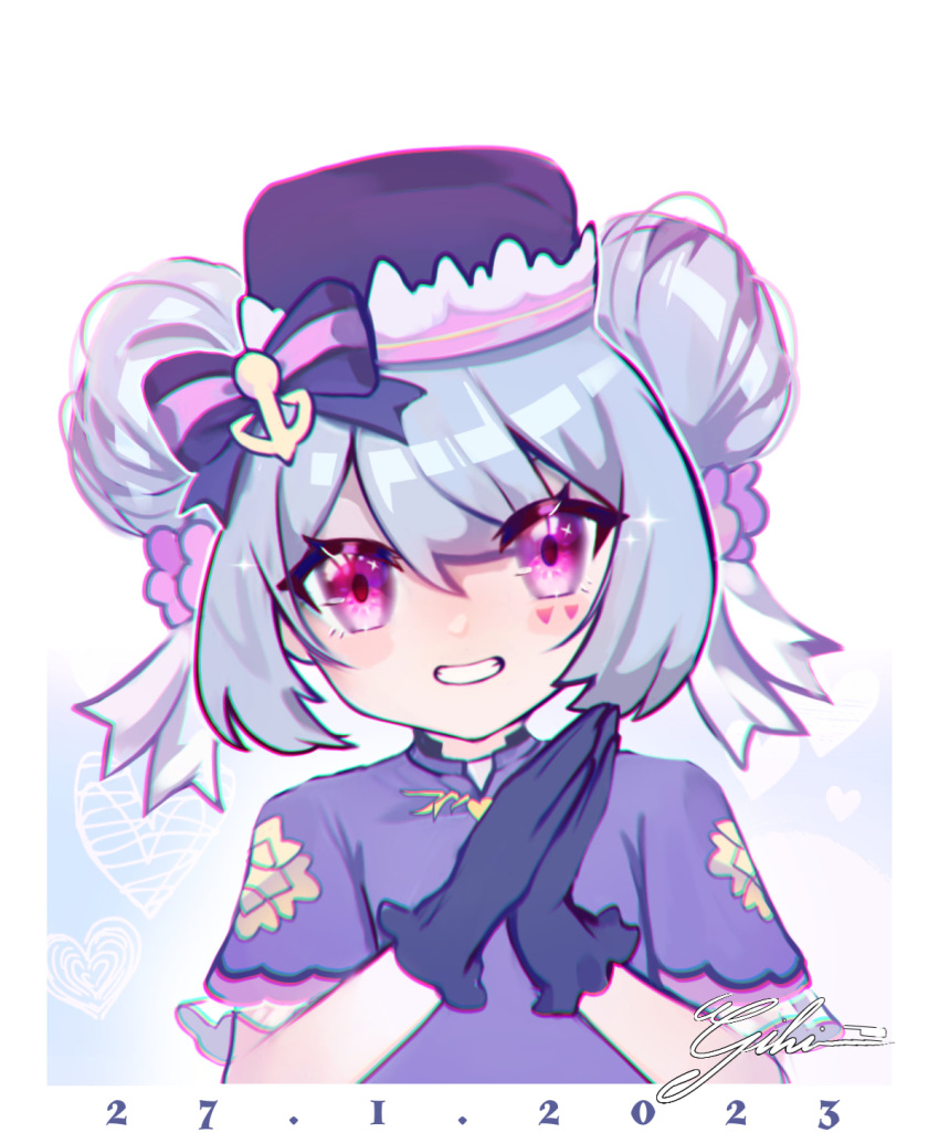 2023 anchor_hair_ornament black_gloves black_hat blue_hair bow bowtie double_bun gihikioku gloves hai_quy hair_bun hair_ornament hand_clapper hat highres looking_at_viewer open_mouth short_hair smile vietnamese_clothes vietnamese_dress violet_eyes virtual_youtuber wanderer_office white_background