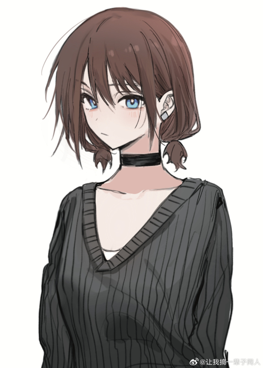 1girl black_choker black_sweater blush brown_hair chinese_commentary choker closed_mouth commentary_request earclip girls_band_cry highres iseri_nina looking_at_viewer ribbed_sweater short_hair simple_background siy_(shengxiu760722) solo sweater weibo_watermark white_background