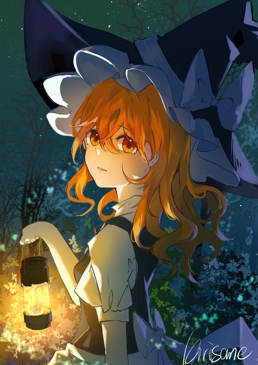 1girl absurdres black_vest blonde_hair bow forest hat hat_bow highres holding holding_lantern kirisame_marisa kirisilence lantern long_hair looking_at_viewer looking_back nature night night_sky outdoors puffy_short_sleeves puffy_sleeves shirt short_sleeves skirt sky smile solo touhou tree vest waist_bow wavy_hair white_bow white_shirt white_skirt witch_hat yellow_eyes