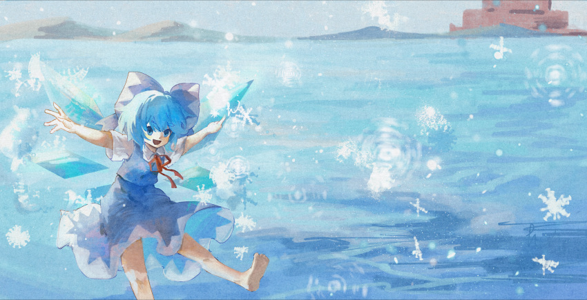 1girl barefoot blue_dress blue_eyes blue_hair bow cirno commentary day dress foot_out_of_frame ge_dazuo hair_bow highres lake looking_at_viewer medium_hair mountainous_horizon neck_ribbon open_mouth outdoors pinafore_dress red_ribbon ribbon shirt short_sleeves sleeveless sleeveless_dress smile snowflakes solo touhou water white_shirt wings