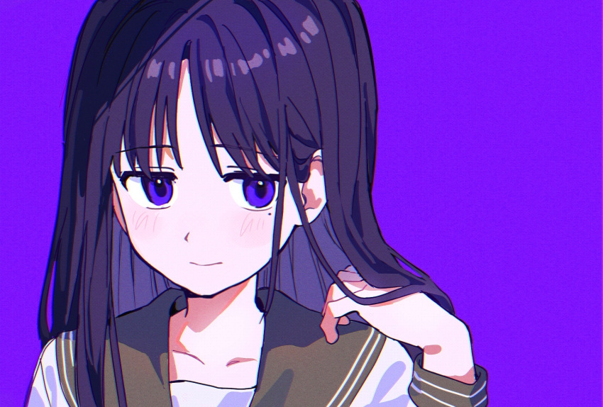 1girl black_collar chromatic_aberration closed_mouth collar facing_viewer hair_behind_ear hair_flip hand_up highres light_smile long_hair long_sleeves looking_to_the_side mole mole_under_eye original parted_bangs portrait purple_background purple_hair school_uniform serafuku shadow shirt simple_background sleeve_cuffs solo umipi violet_eyes white_shirt wispy_bangs