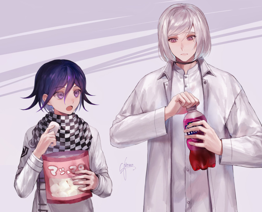 2boys akudama_drive arm_belt bag belt black_choker black_scarf bottle buttons chain checkered_clothes checkered_scarf choker closed_mouth coattails collared_jacket commentary_request crossover cutthroat_(akudama_drive) danganronpa_(series) danganronpa_v3:_killing_harmony drink eating fingernails food frown hair_between_eyes height_difference highres holding holding_bag holding_bottle holding_drink holding_food jacket layered_sleeves long_sleeves looking_at_another male_focus marshmallow mole mole_under_eye multiple_boys oma_kokichi open_clothes open_jacket open_mouth purple_hair red_eyes scarf shiromo_ooo shirt short_hair signature simple_background snack soda_bottle two-tone_scarf upper_body violet_eyes white_background white_belt white_hair white_jacket white_scarf white_shirt white_sleeves