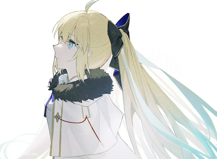 1girl ahoge black_footwear blonde_hair blue_bow blue_bowtie blue_eyes bow bowtie capelet commentary english_commentary fate/grand_order fate_(series) from_side frown fur-trimmed_capelet fur_trim gradient_hair green_hair hair_bow idass_(idass16) lofter_username long_hair looking_up multicolored_hair ponytail shirt simple_background solo tonelico_(fate) tonelico_(second_ascension)_(fate) upper_body very_long_hair white_background white_capelet white_shirt